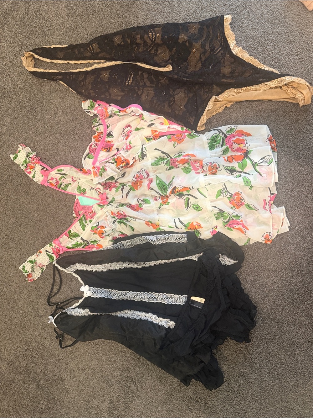 3 lingerie never worn sets!